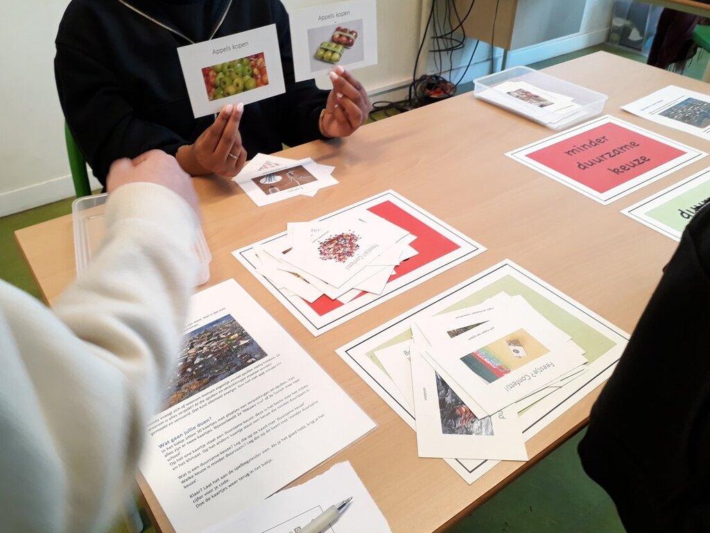 Leerlingen IKC Blink helpen Snooky Snoek en Bibi Baars